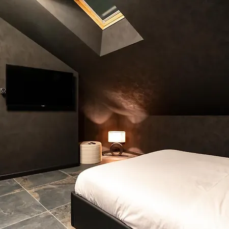 Love hotel Honeymoon Sedan