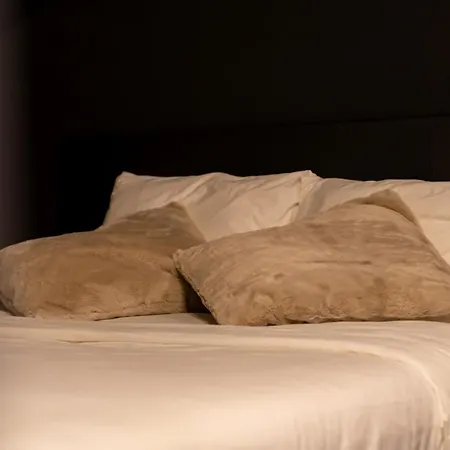 Love hotel Honeymoon Sedan