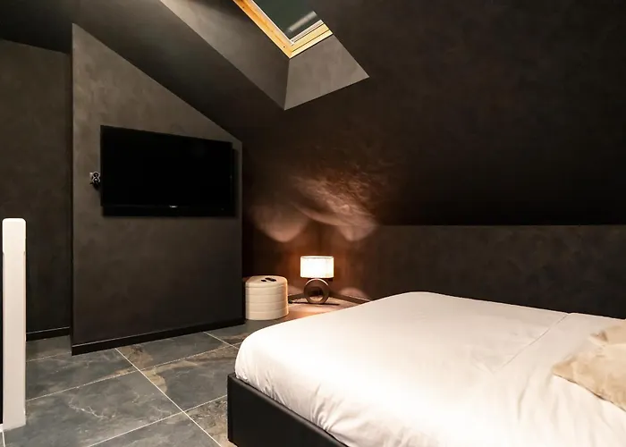 Love hotel Honeymoon Sedan