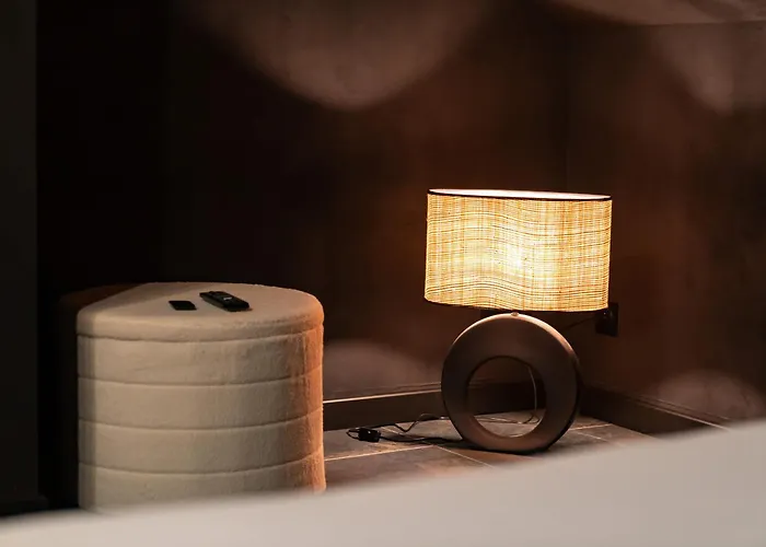 Love hotel Honeymoon Sedan